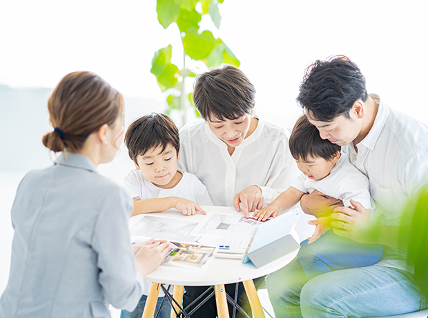 注文住宅の打合せをする家族